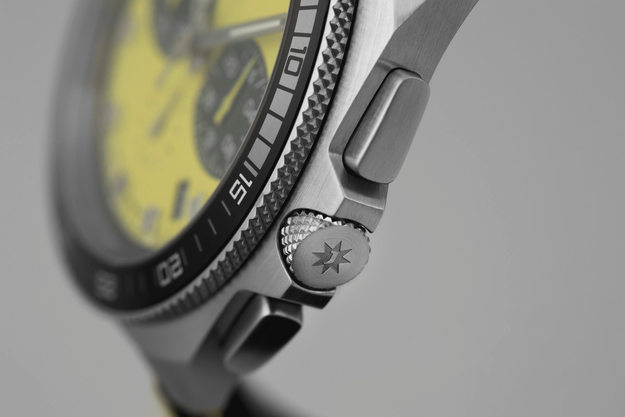 Junghans 1972 Chronoscope Quarz Lemon limitierte FIS Edition