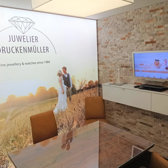 TRAURINGE VON JUWELIER DRUCKENMÜLLER-
besiegeln nicht nur ein gegenseitiges Versprechen, sondern haben auch eine tiefe spirituelle Bedeutung. Sie sind das greifbare Symbol der Verbundenheit💕
Ruft an für einen Termin zum unverbindlichen Beratungsgespräch und lasst euch von unserer Riesenauswahl an erstklassigen Eheringen inspirieren🤩
Telefonnummer 07951-961032
Whats App 0151-70414146
Mo-Fr 10-18 Uhr Sa 10-14 Uhr